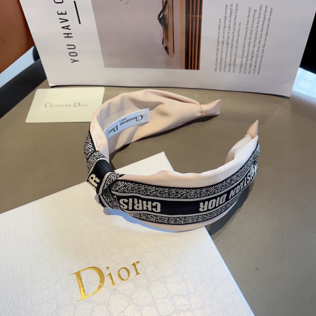 配包装
Dior（迪奥） 火爆新款D字母真丝宽版发箍,专柜品质 让你的魅力绽放 清新淑女范让时尚更简单。