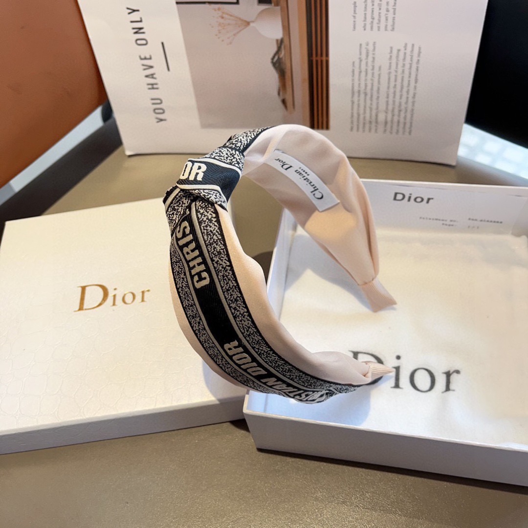 配包装
Dior（迪奥） 火爆新款D字母真丝宽版发箍,专柜品质 让你的魅力绽放 清新淑女范让时尚更简单。