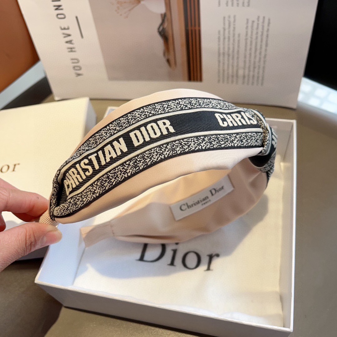 配包装
Dior（迪奥） 火爆新款D字母真丝宽版发箍,专柜品质 让你的魅力绽放 清新淑女范让时尚更简单。