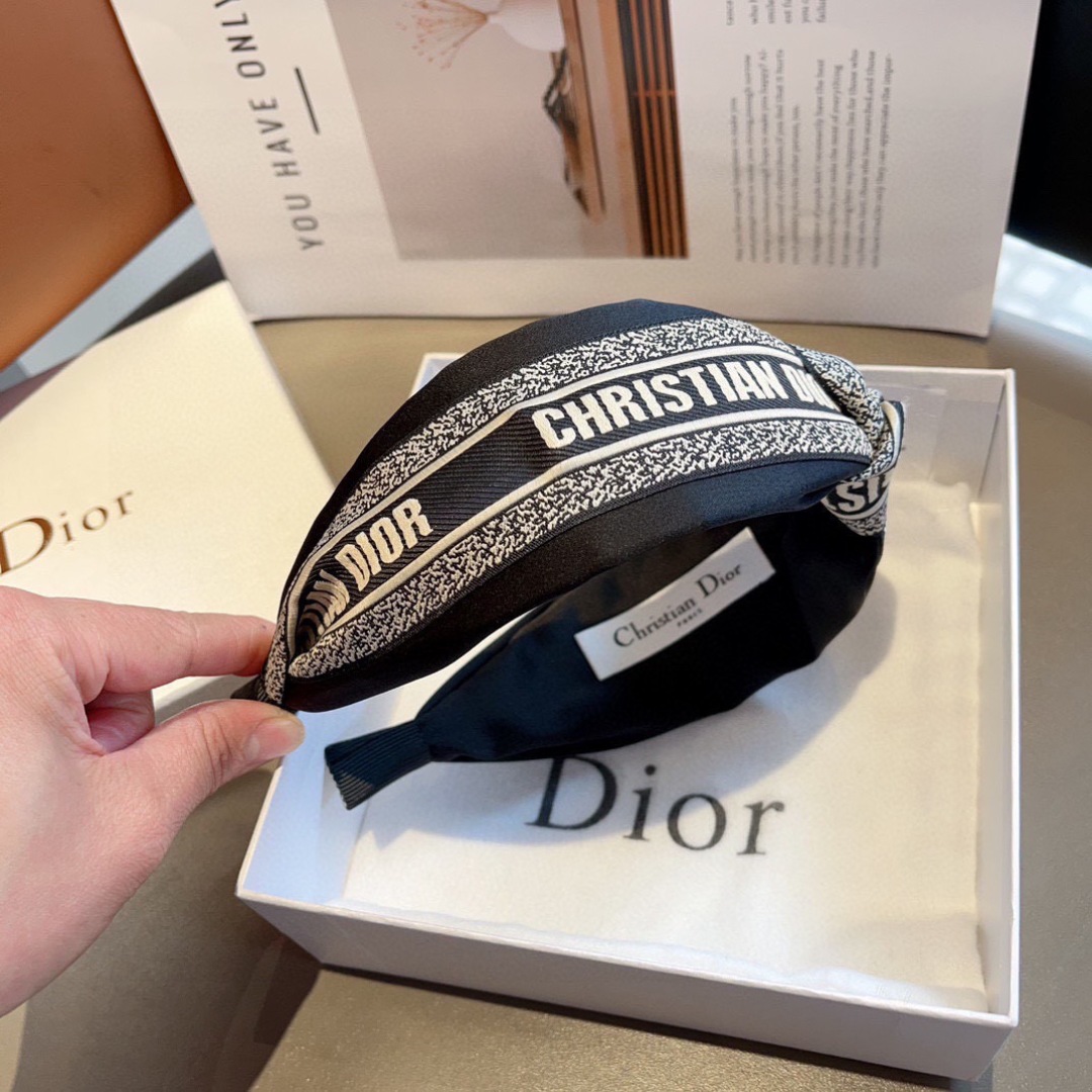 配包装
Dior（迪奥） 火爆新款D字母真丝宽版发箍,专柜品质 让你的魅力绽放 清新淑女范让时尚更简单。