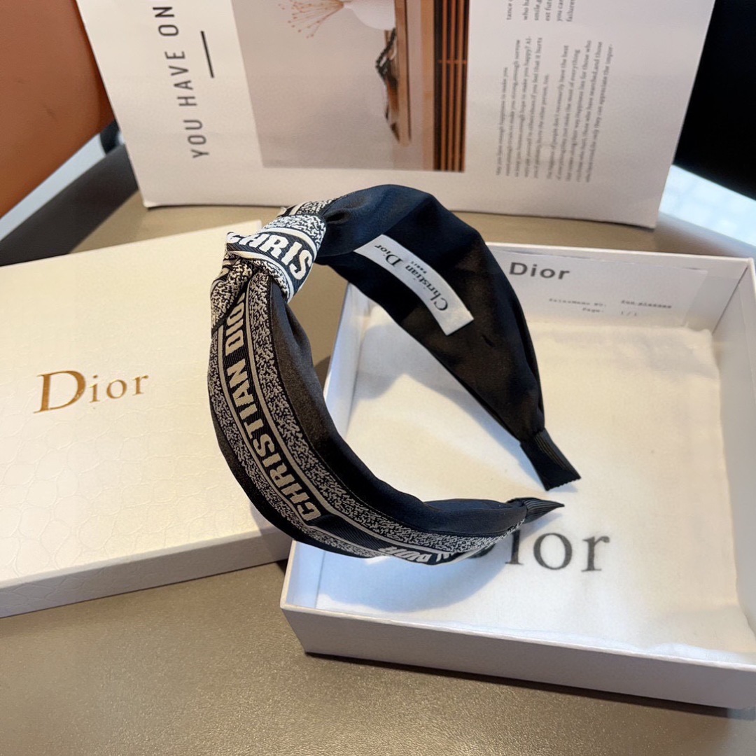 配包装
Dior（迪奥） 火爆新款D字母真丝宽版发箍,专柜品质 让你的魅力绽放 清新淑女范让时尚更简单。