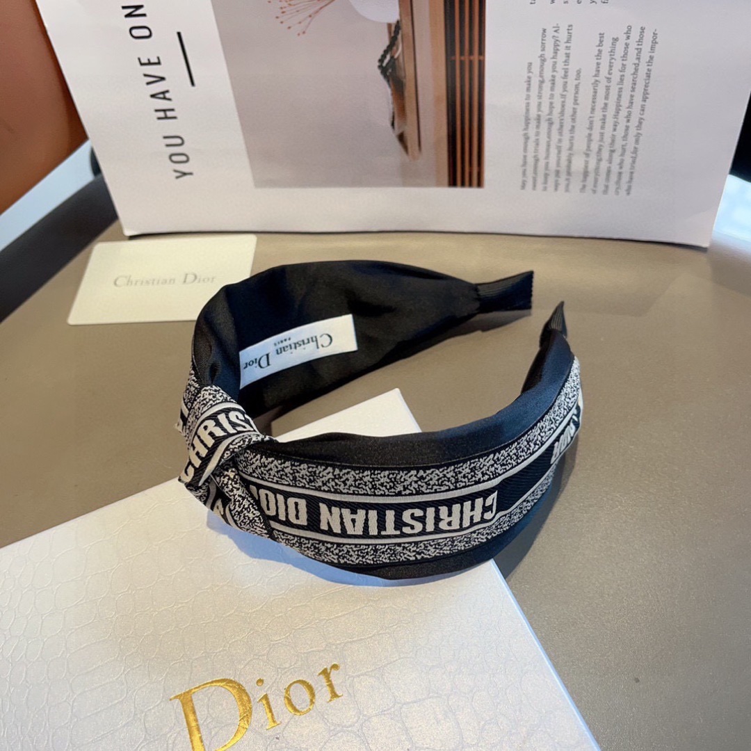 配包装
Dior（迪奥） 火爆新款D字母真丝宽版发箍,专柜品质 让你的魅力绽放 清新淑女范让时尚更简单。