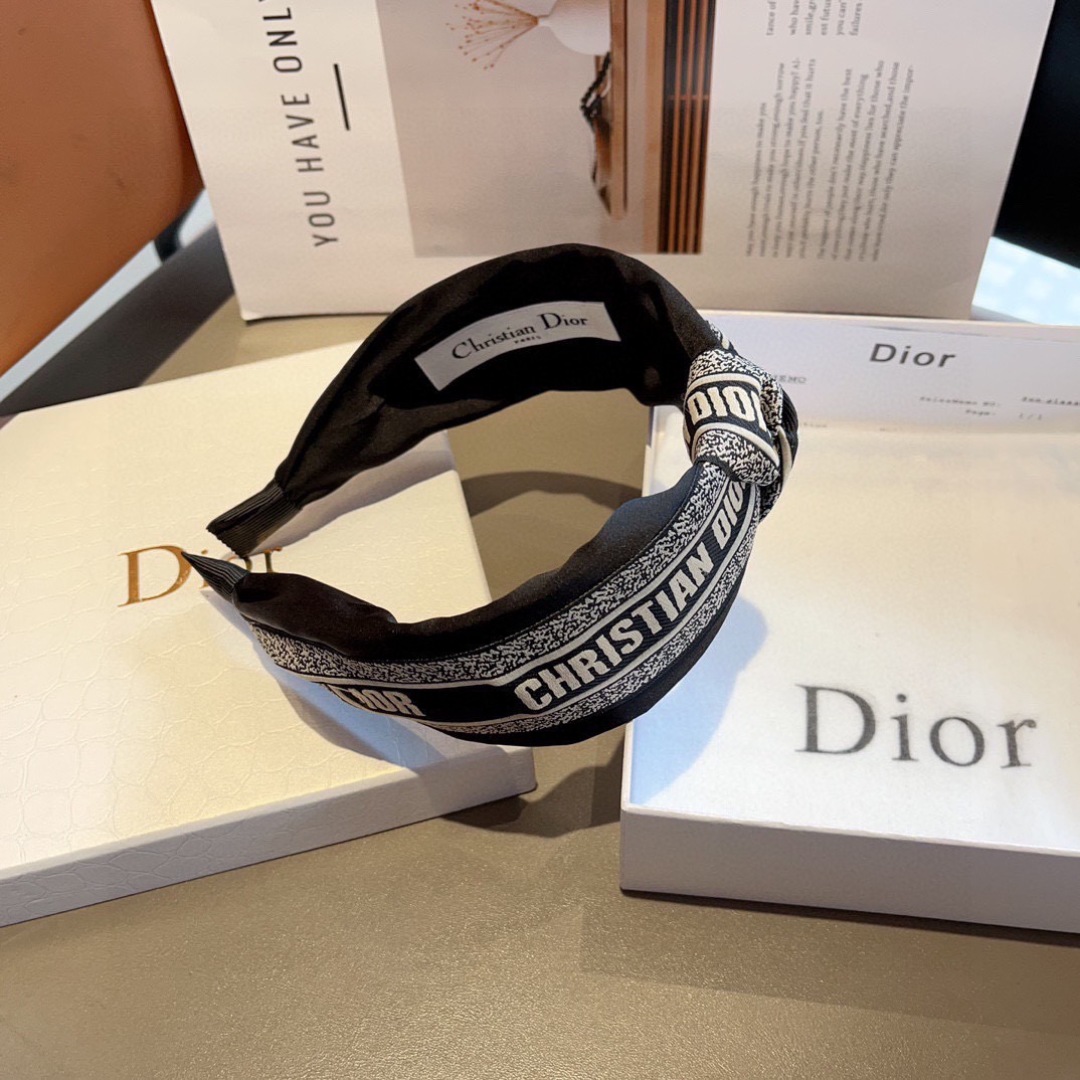 配包装
Dior（迪奥） 火爆新款D字母真丝宽版发箍,专柜品质 让你的魅力绽放 清新淑女范让时尚更简单。
