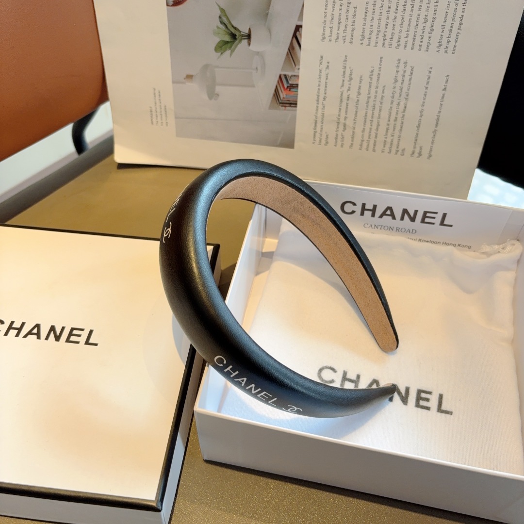 配包装
CHANEL（香奈儿）新款精美字母羊皮发箍，复古网红爆款头箍 搭配高端材质，超精致，时尚高级百搭