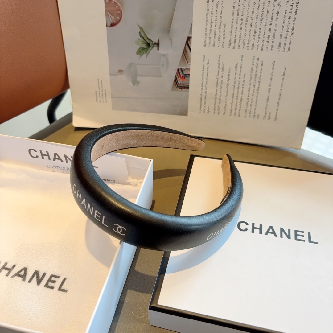 配包装
CHANEL（香奈儿）新款精美字母羊皮发箍，复古网红爆款头箍 搭配高端材质，超精致，时尚高级百搭