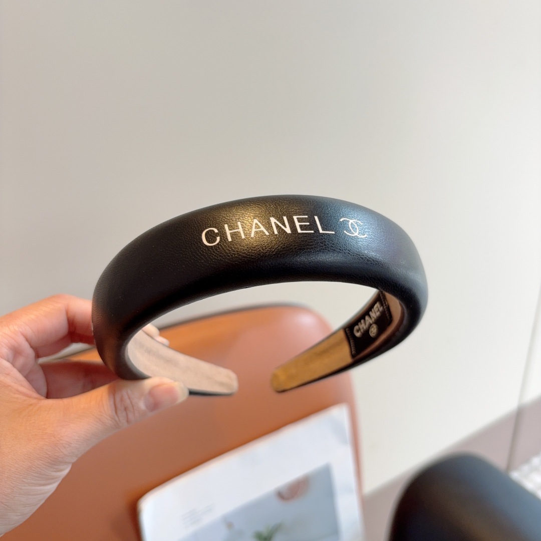 配包装
CHANEL（香奈儿）新款精美字母羊皮发箍，复古网红爆款头箍 搭配高端材质，超精致，时尚高级百搭