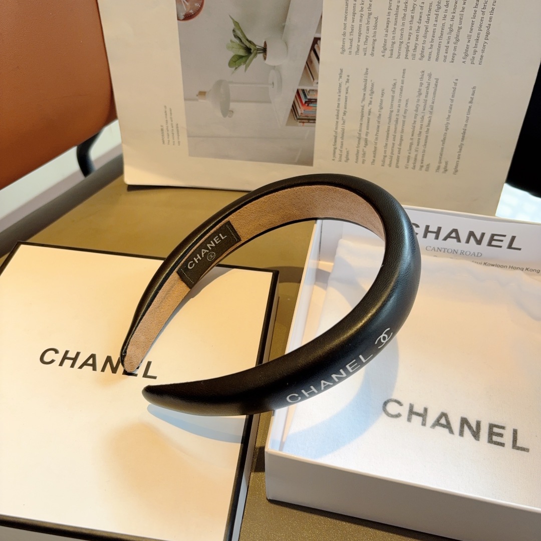 配包装
CHANEL（香奈儿）新款精美字母羊皮发箍，复古网红爆款头箍 搭配高端材质，超精致，时尚高级百搭