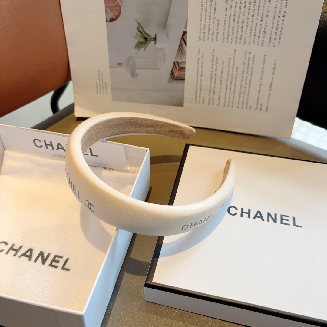 配包装
CHANEL（香奈儿）新款精美字母羊皮发箍，复古网红爆款头箍 搭配高端材质，超精致，时尚高级百搭