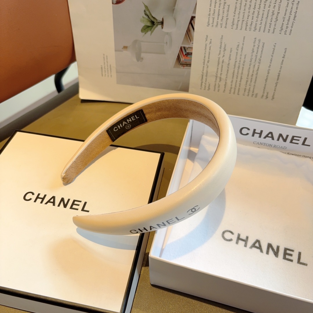 配包装
CHANEL（香奈儿）新款精美字母羊皮发箍，复古网红爆款头箍 搭配高端材质，超精致，时尚高级百搭