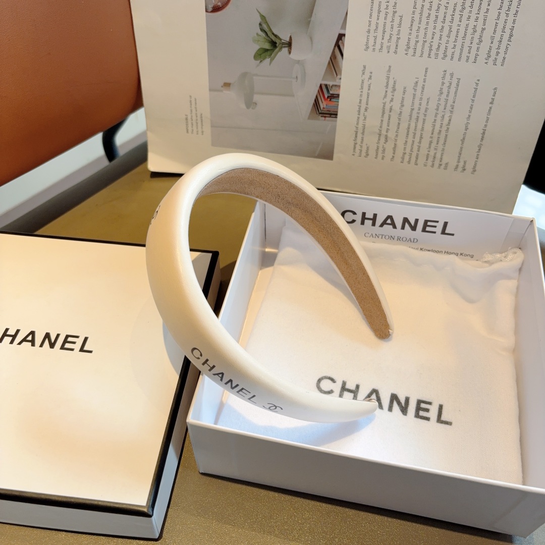 配包装
CHANEL（香奈儿）新款精美字母羊皮发箍，复古网红爆款头箍 搭配高端材质，超精致，时尚高级百搭
