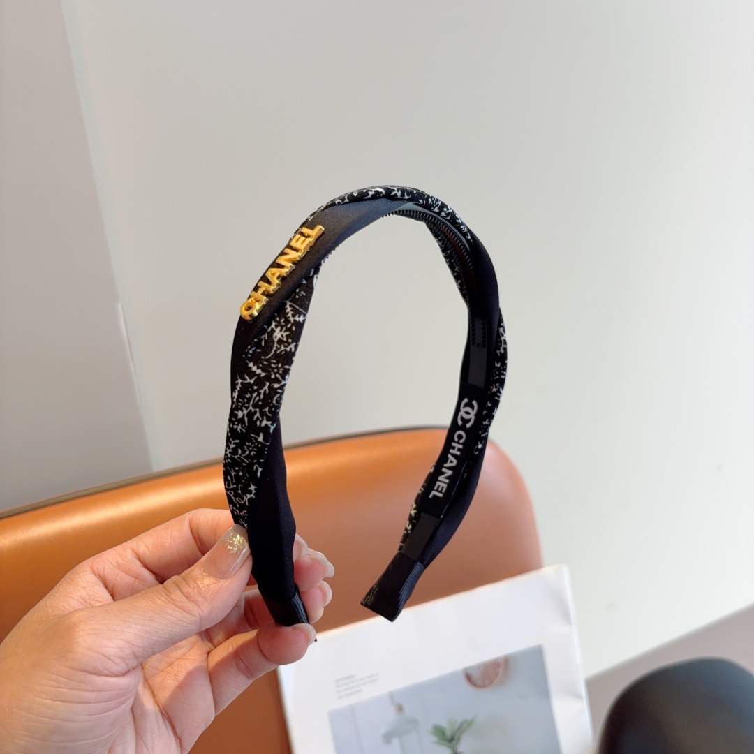 配包装
CHANEL（香奈儿）新款精美字母发箍，复古网红爆款头箍 搭配高端材质，超精致，时尚高级百搭款。