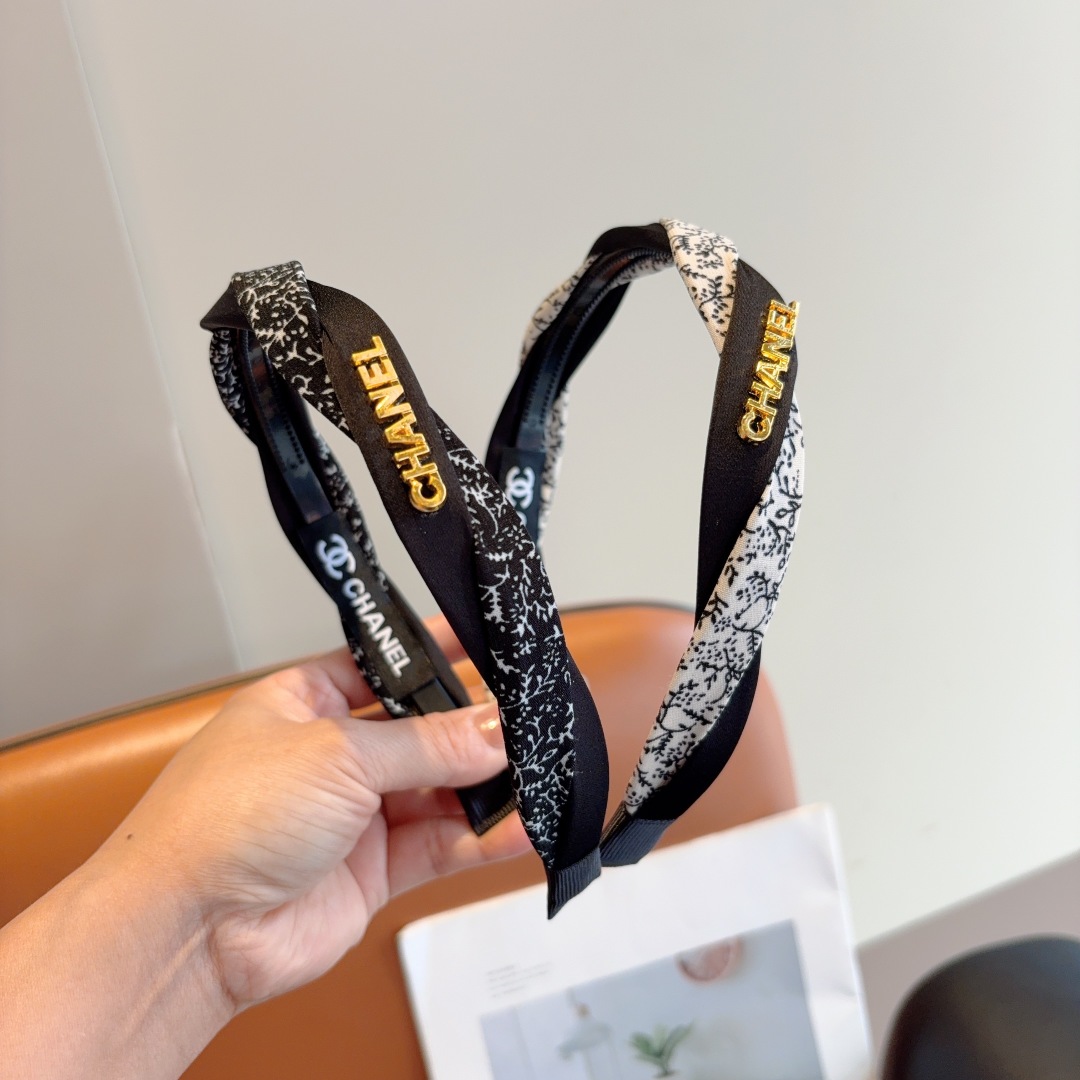 配包装
CHANEL（香奈儿）新款精美字母发箍，复古网红爆款头箍 搭配高端材质，超精致，时尚高级百搭款。