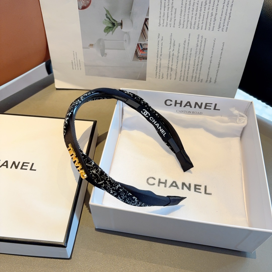 配包装
CHANEL（香奈儿）新款精美字母发箍，复古网红爆款头箍 搭配高端材质，超精致，时尚高级百搭款。