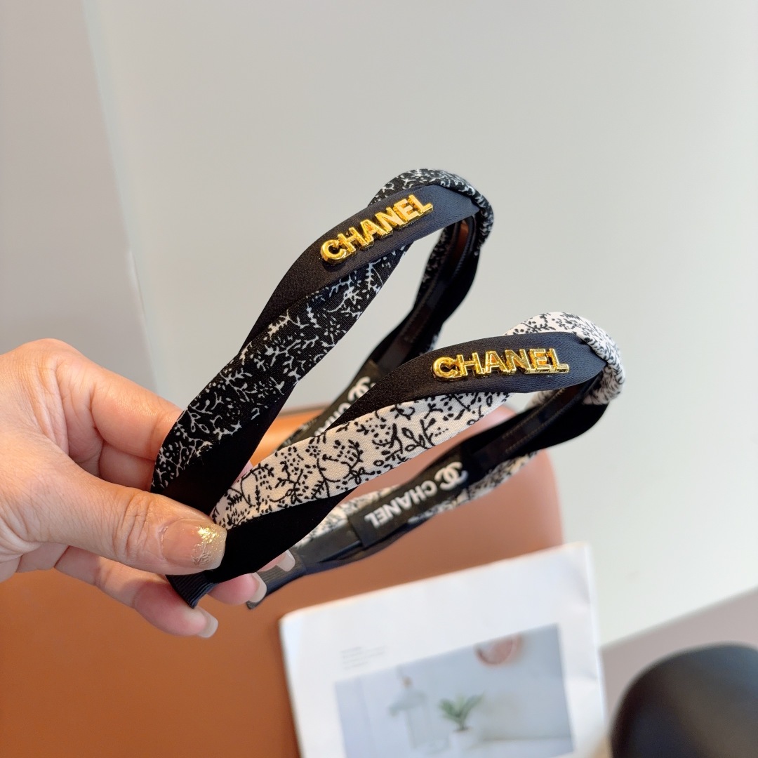配包装
CHANEL（香奈儿）新款精美字母发箍，复古网红爆款头箍 搭配高端材质，超精致，时尚高级百搭款。