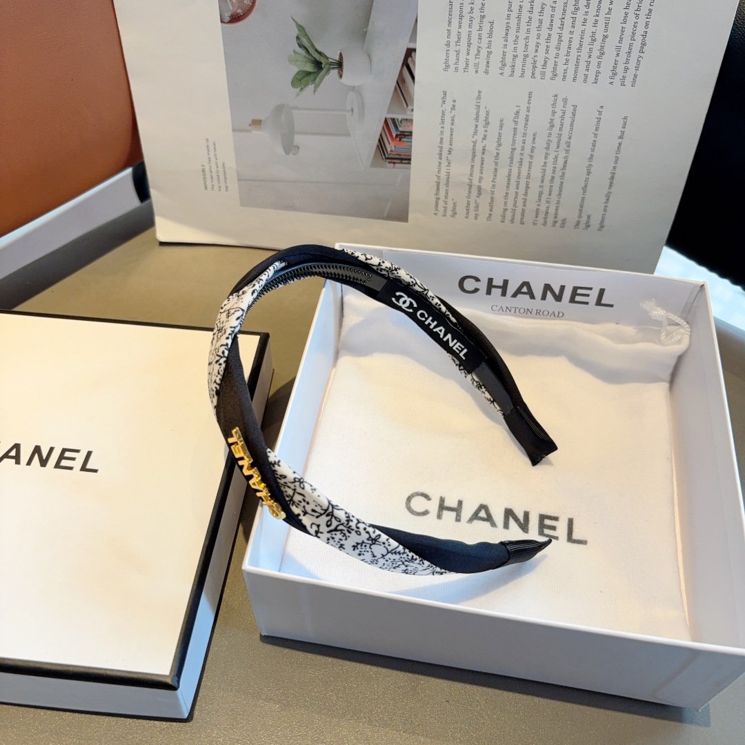 配包装
CHANEL（香奈儿）新款精美字母发箍，复古网红爆款头箍 搭配高端材质，超精致，时尚高级百搭款。