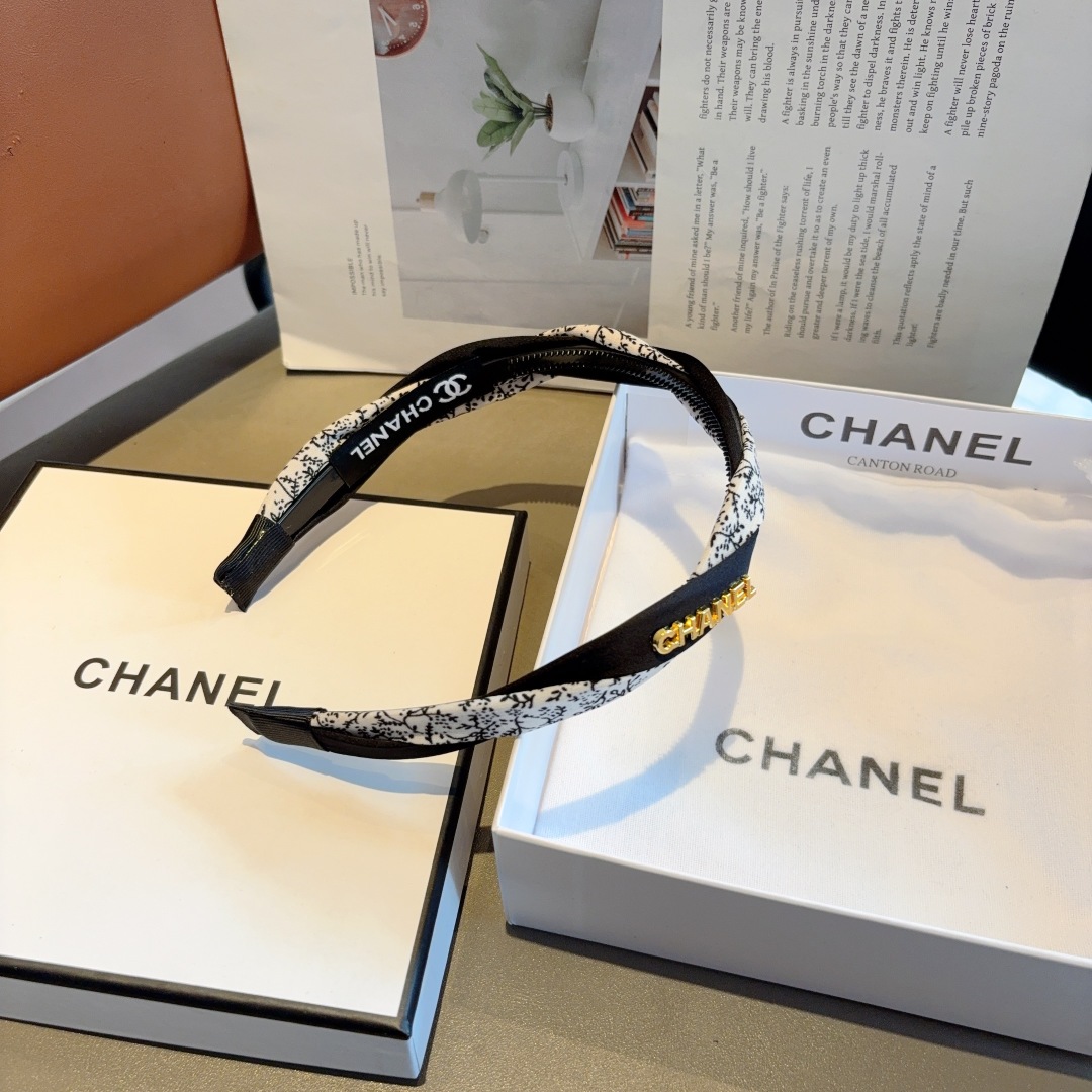 配包装
CHANEL（香奈儿）新款精美字母发箍，复古网红爆款头箍 搭配高端材质，超精致，时尚高级百搭款。