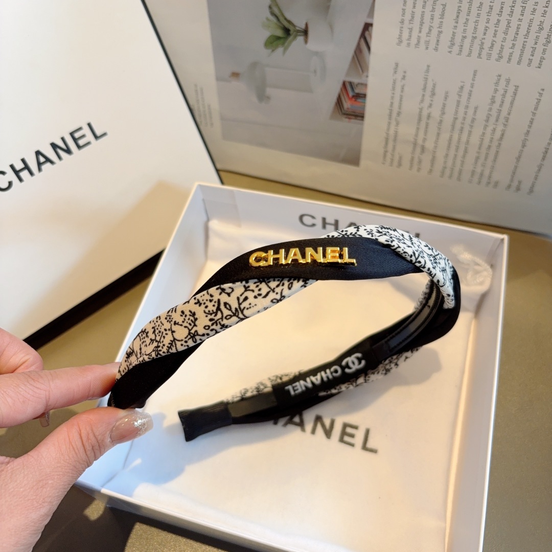 配包装
CHANEL（香奈儿）新款精美字母发箍，复古网红爆款头箍 搭配高端材质，超精致，时尚高级百搭款。