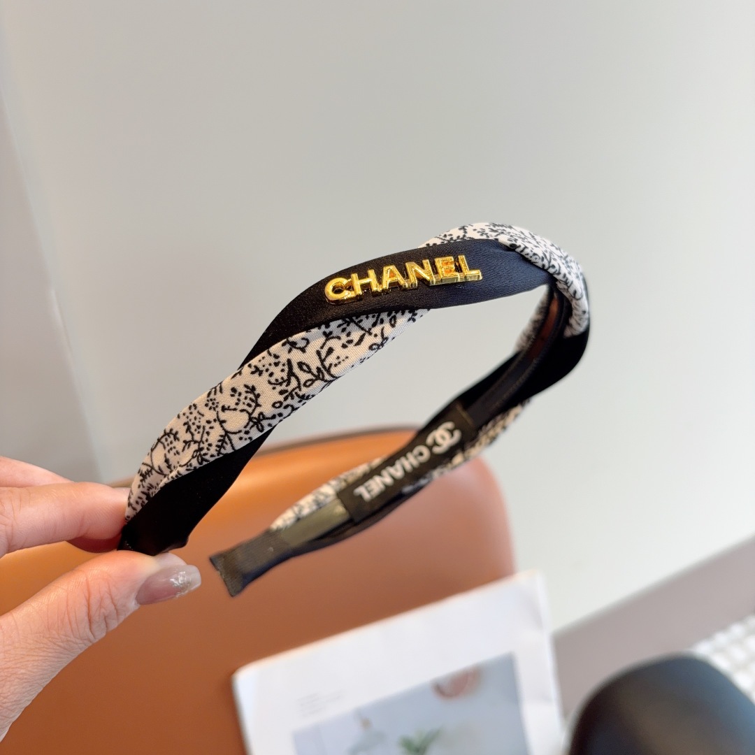 配包装
CHANEL（香奈儿）新款精美字母发箍，复古网红爆款头箍 搭配高端材质，超精致，时尚高级百搭款。