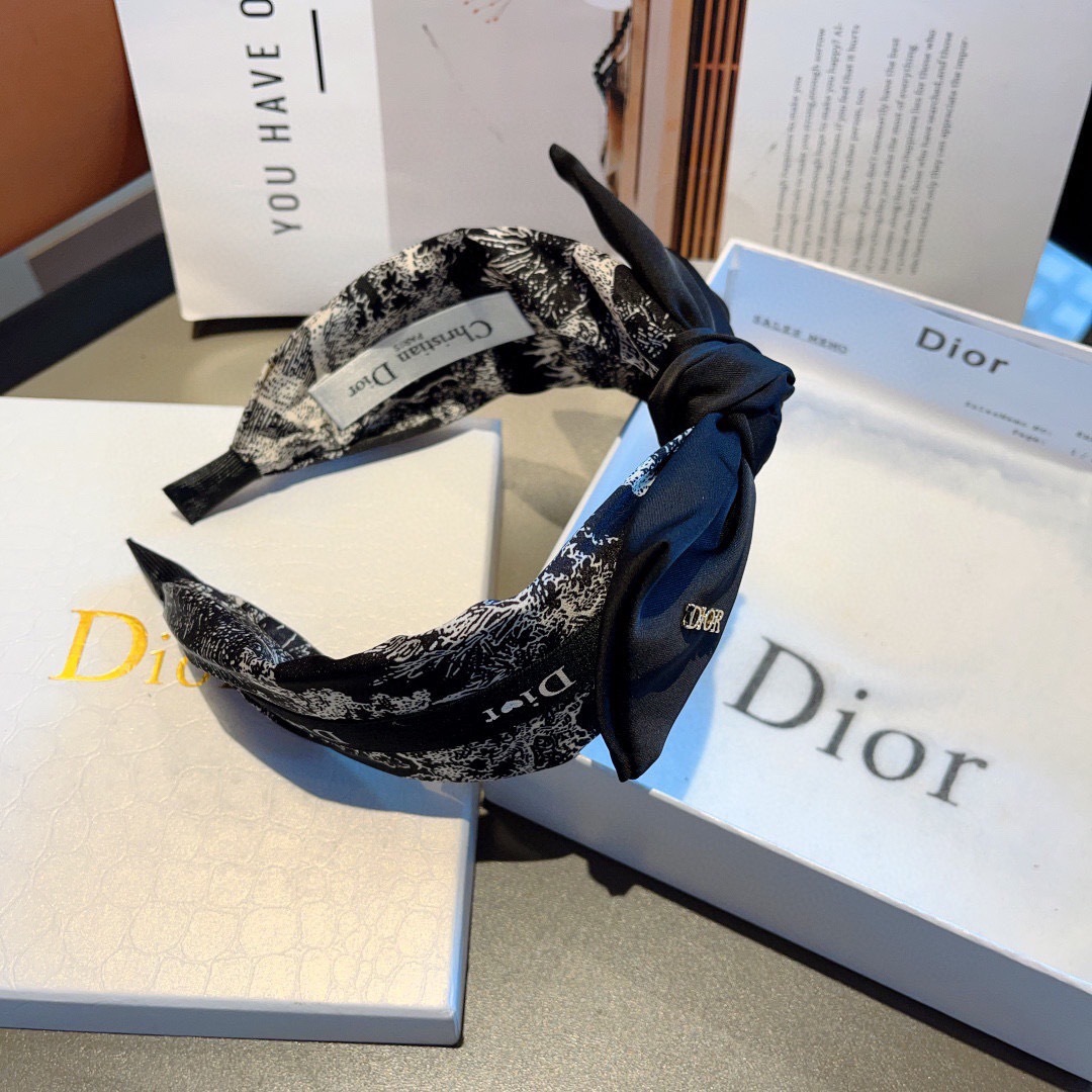 配包装
Dior（迪奥） 火爆新款蝴蝶结发箍,专柜原单货，让你的魅力绽放 清新淑女范让时尚更简单。