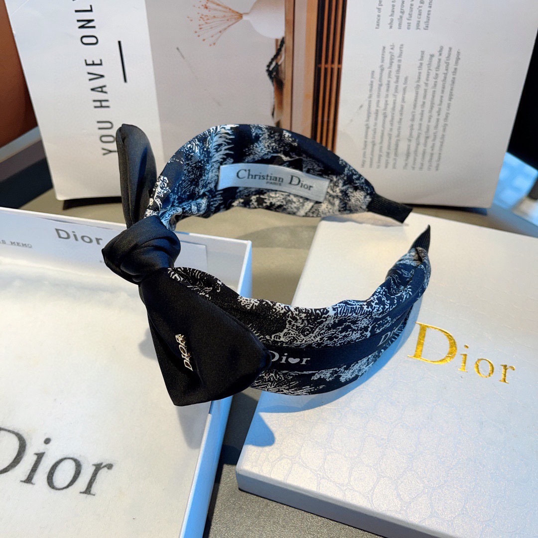 配包装
Dior（迪奥） 火爆新款蝴蝶结发箍,专柜原单货，让你的魅力绽放 清新淑女范让时尚更简单。