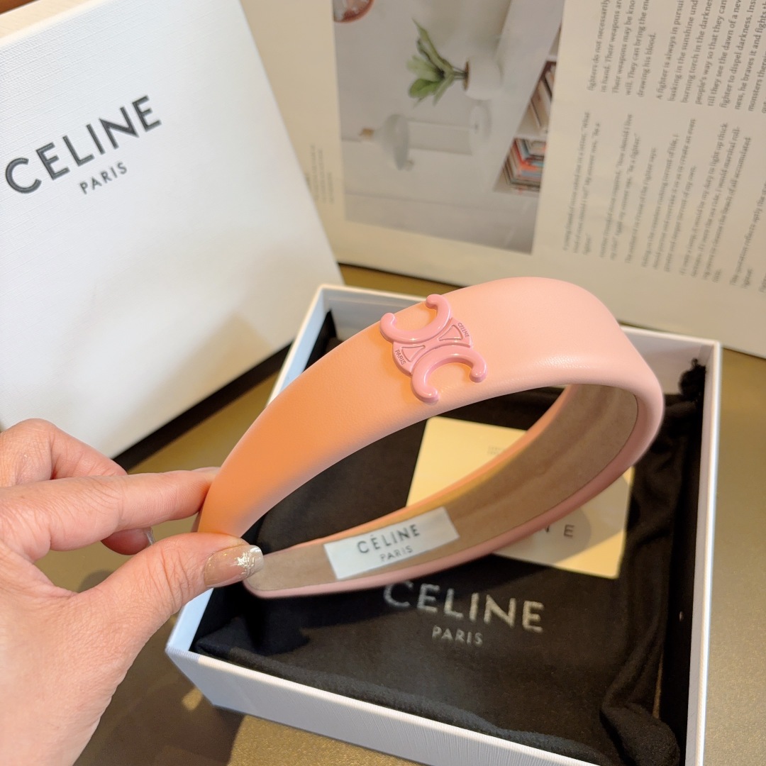 配包装
CELINE（赛琳）凯旋门经典羊皮新款发箍，女神必备头箍，非常舒时尚百搭，舒适潮流款！