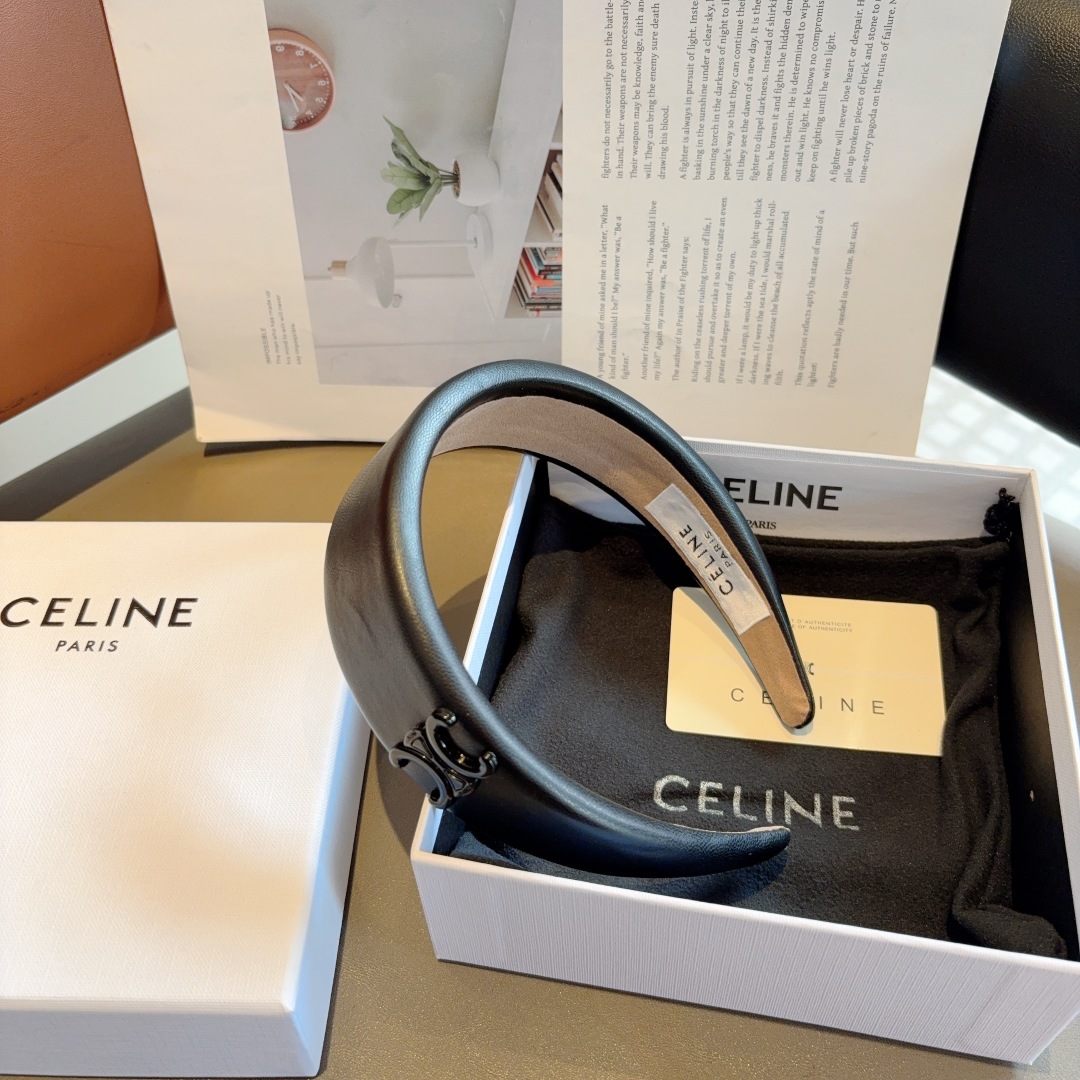 配包装
CELINE（赛琳）凯旋门经典羊皮新款发箍，女神必备头箍，非常舒时尚百搭，舒适潮流款！