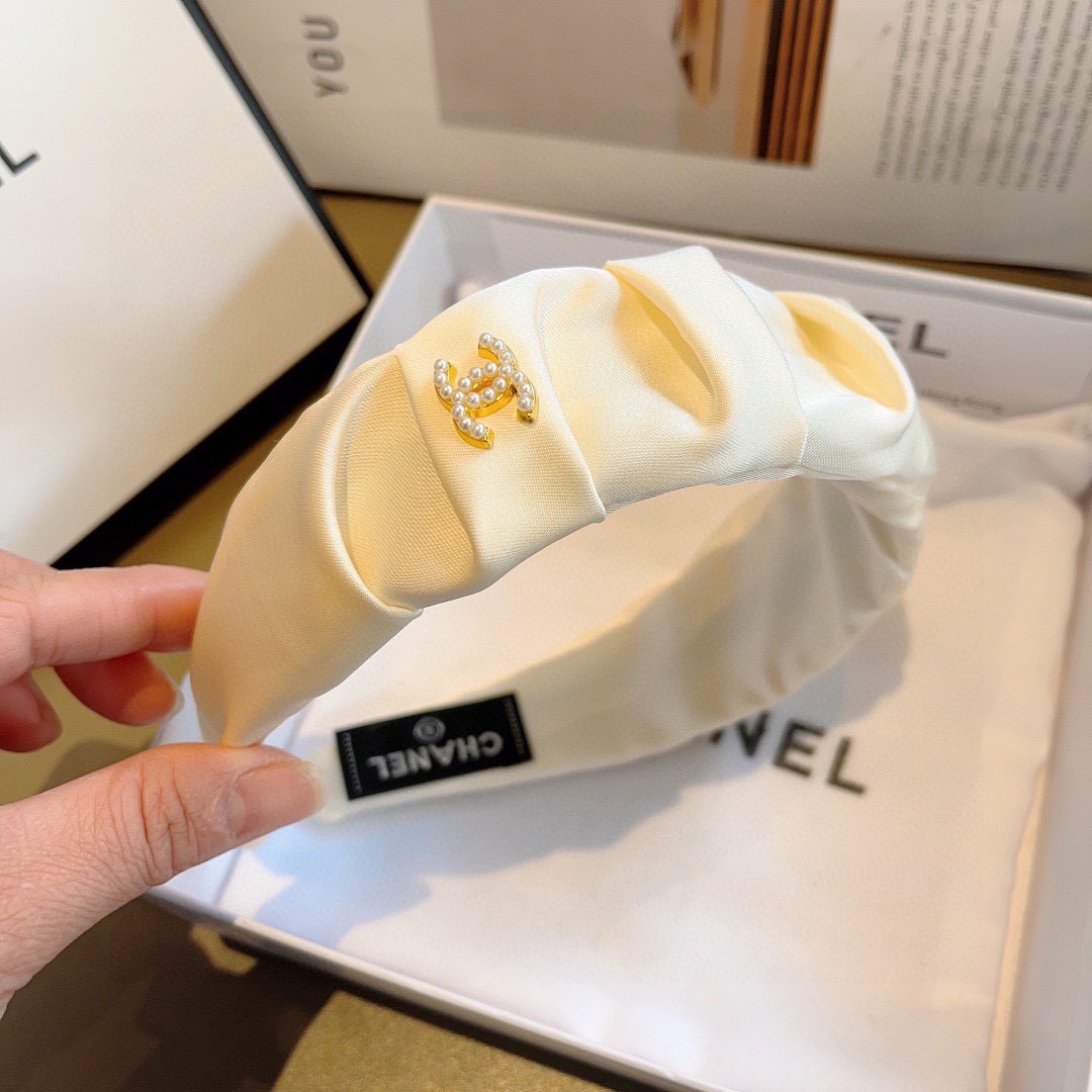 配包装
CHANEL（香奈儿）最新款小香发箍，新品巨显脸小头箍，网红爆款推荐 搭配高端双Ｃlogo ，超