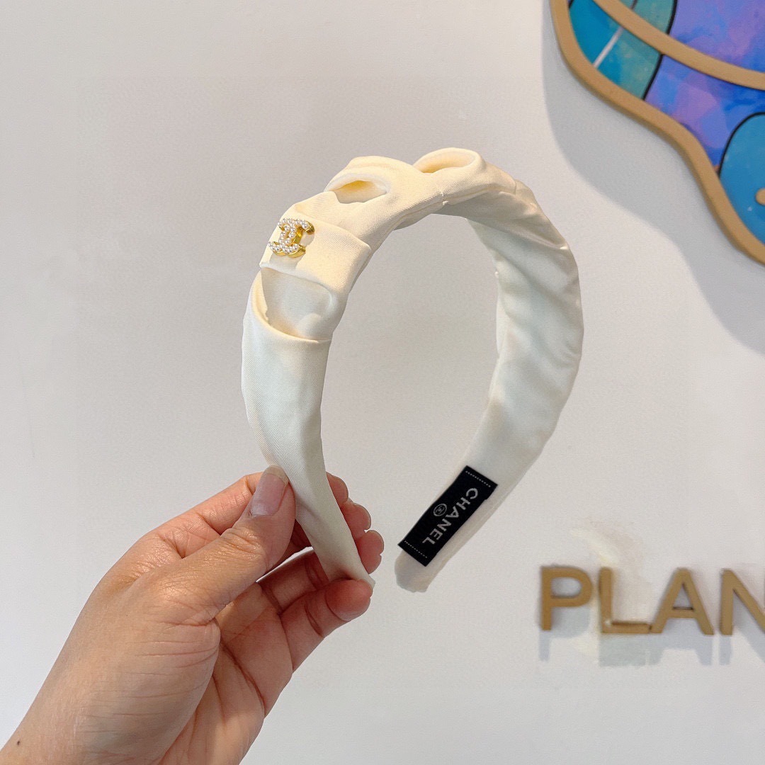 配包装
CHANEL（香奈儿）最新款小香发箍，新品巨显脸小头箍，网红爆款推荐 搭配高端双Ｃlogo ，超