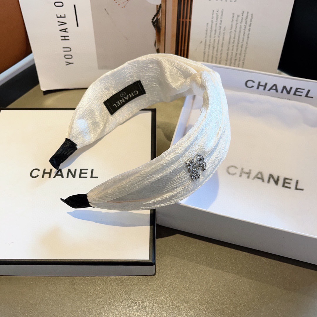 配包装
CHANEL（香奈儿）新款精美字母宽边发箍，复古网红爆款头箍 搭配高端材质，超精致，时尚高级感百