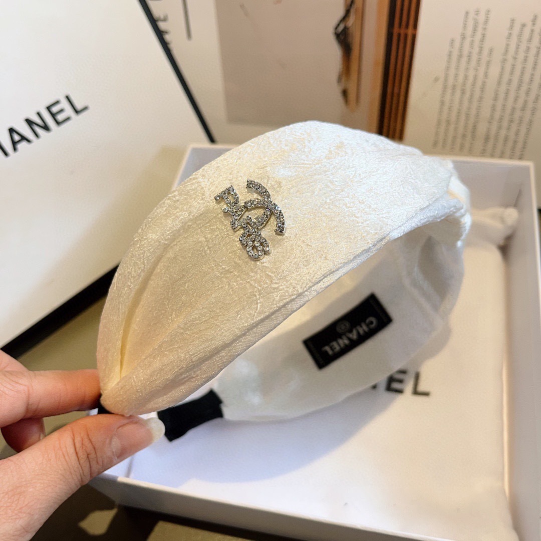 配包装
CHANEL（香奈儿）新款精美字母宽边发箍，复古网红爆款头箍 搭配高端材质，超精致，时尚高级感百