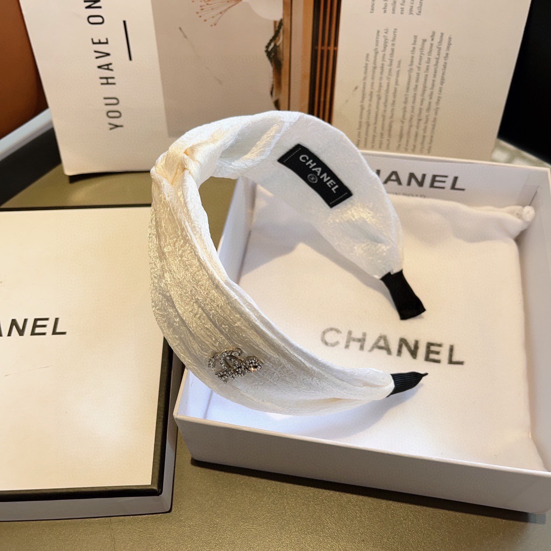 配包装
CHANEL（香奈儿）新款精美字母宽边发箍，复古网红爆款头箍 搭配高端材质，超精致，时尚高级感百