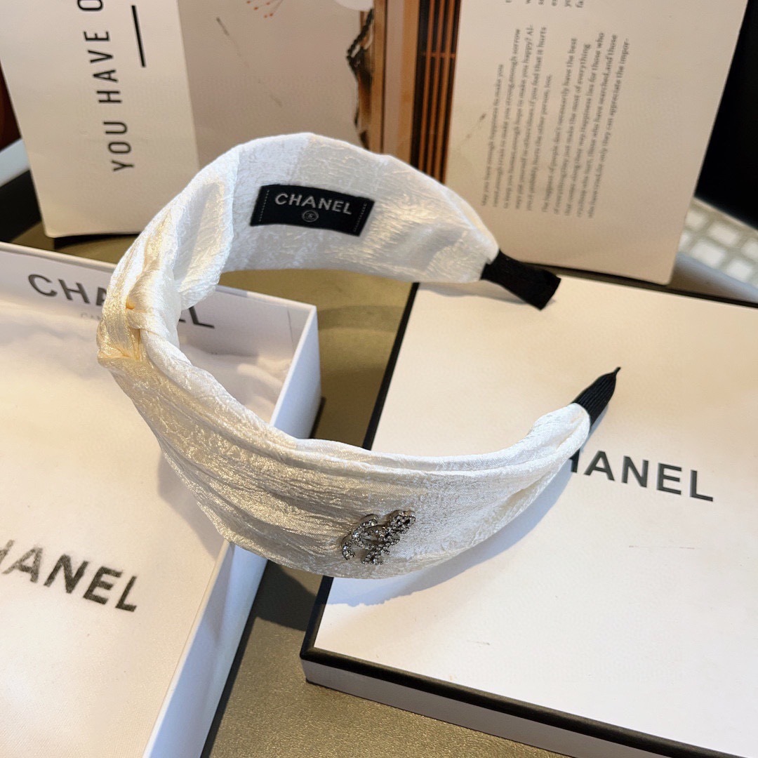 配包装
CHANEL（香奈儿）新款精美字母宽边发箍，复古网红爆款头箍 搭配高端材质，超精致，时尚高级感百