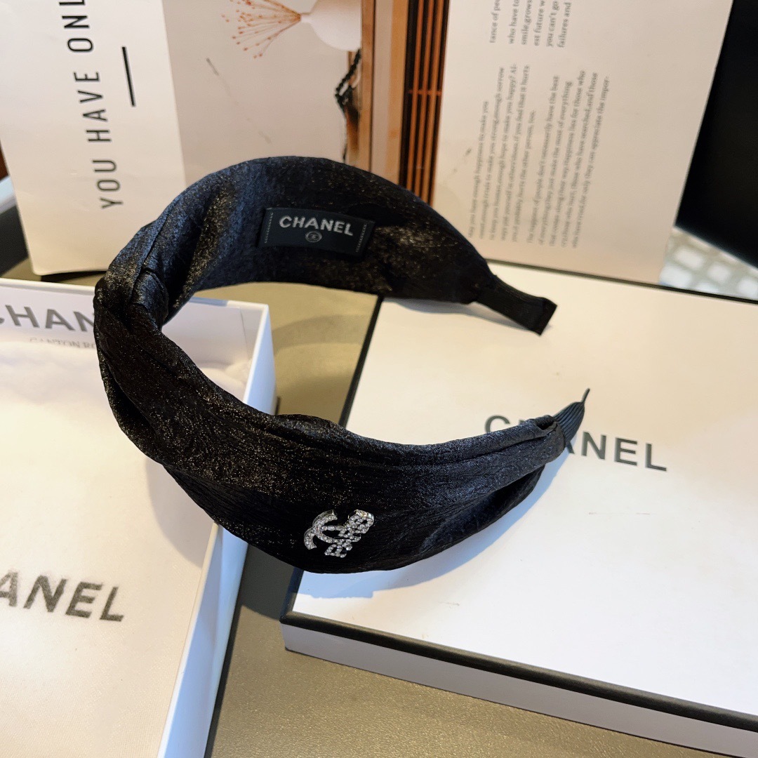 配包装
CHANEL（香奈儿）新款精美字母宽边发箍，复古网红爆款头箍 搭配高端材质，超精致，时尚高级感百
