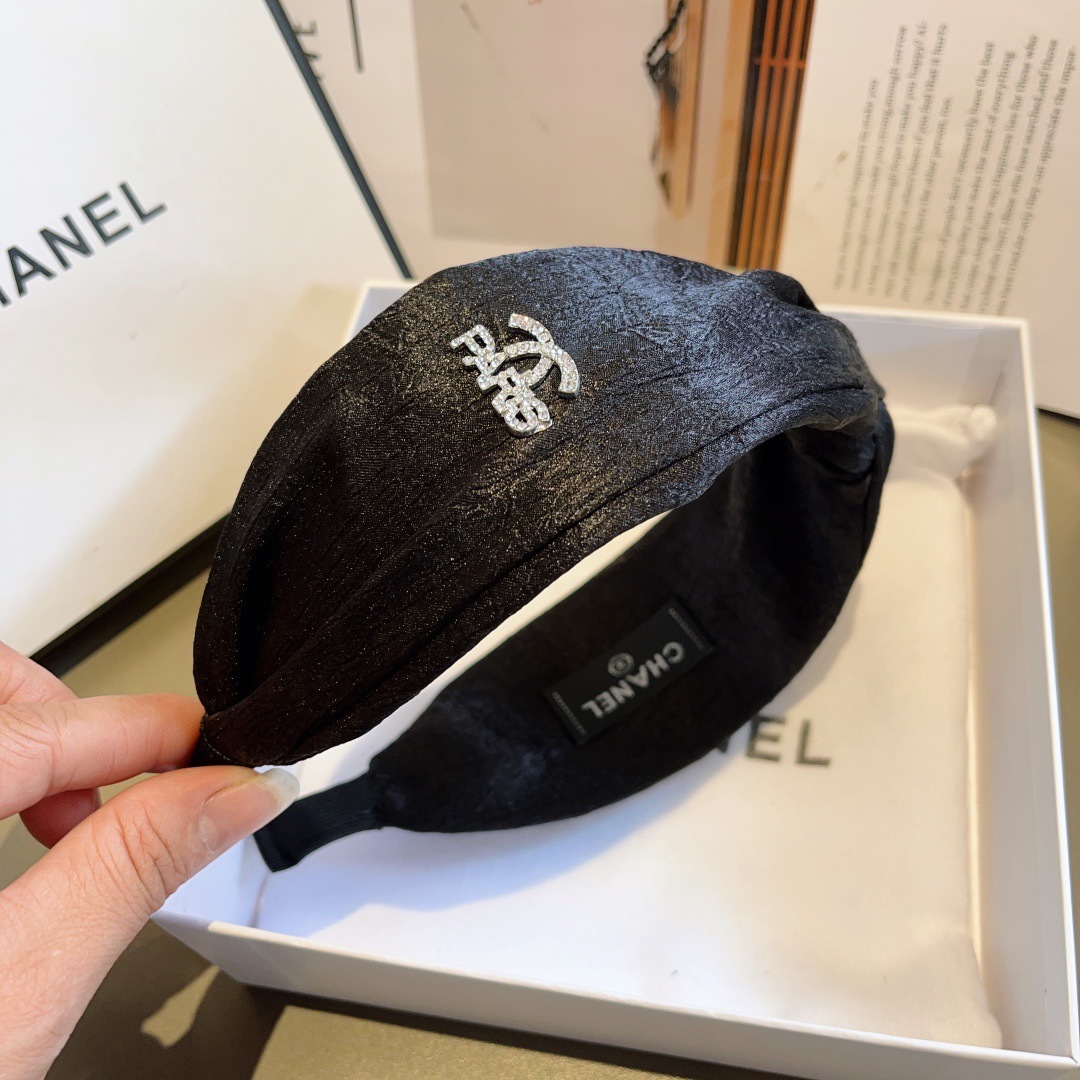 配包装
CHANEL（香奈儿）新款精美字母宽边发箍，复古网红爆款头箍 搭配高端材质，超精致，时尚高级感百