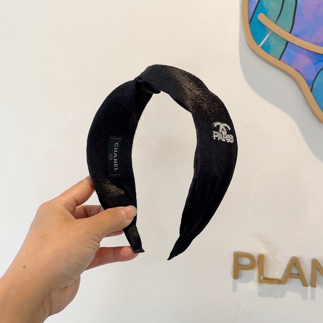配包装
CHANEL（香奈儿）新款精美字母宽边发箍，复古网红爆款头箍 搭配高端材质，超精致，时尚高级感百