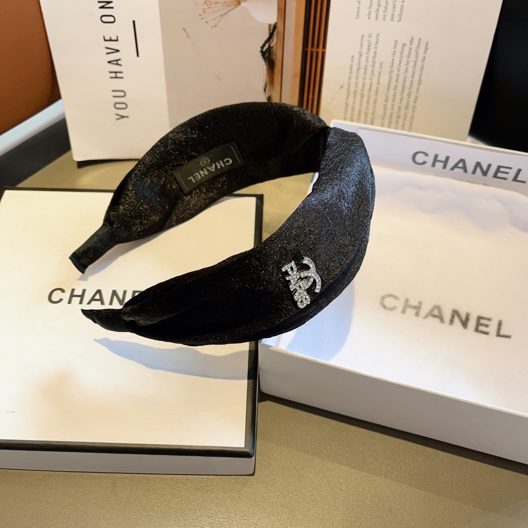 配包装
CHANEL（香奈儿）新款精美字母宽边发箍，复古网红爆款头箍 搭配高端材质，超精致，时尚高级感百
