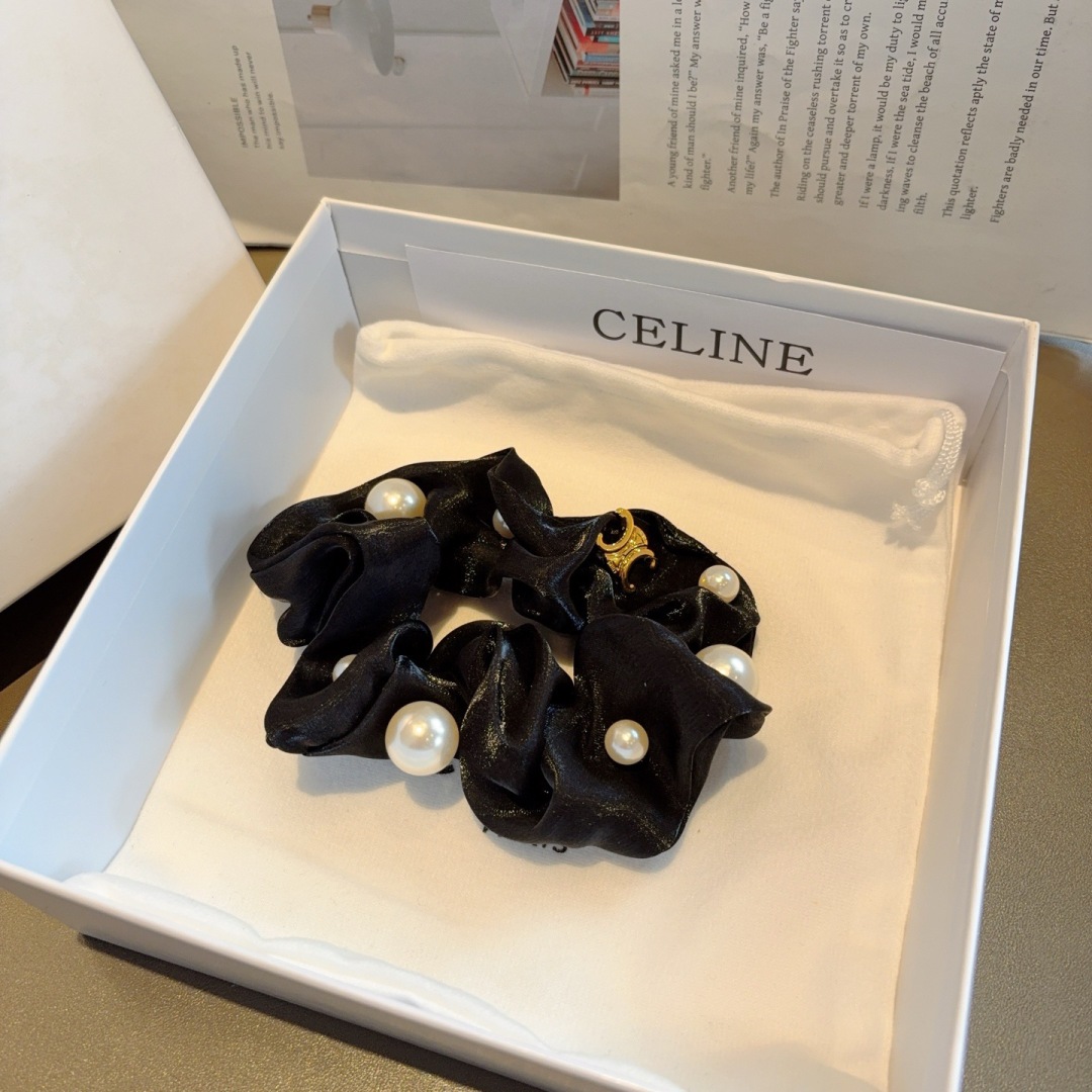 配包装
CELINE（赛琳）凯旋门欧根纱大珍珠发圈，精致肠圈皮筋，佩戴舒适无压力，造型搭配必备！非常时尚