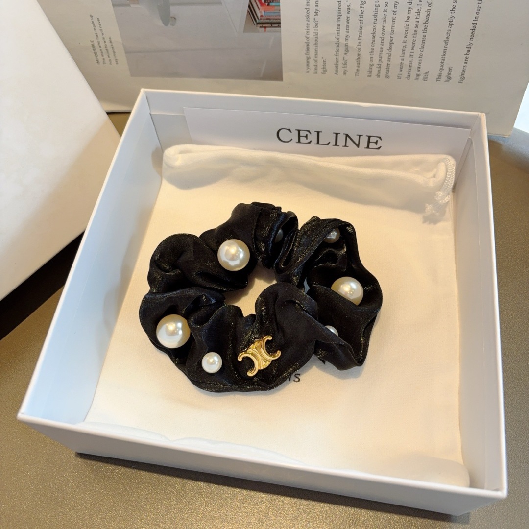 配包装
CELINE（赛琳）凯旋门欧根纱大珍珠发圈，精致肠圈皮筋，佩戴舒适无压力，造型搭配必备！非常时尚