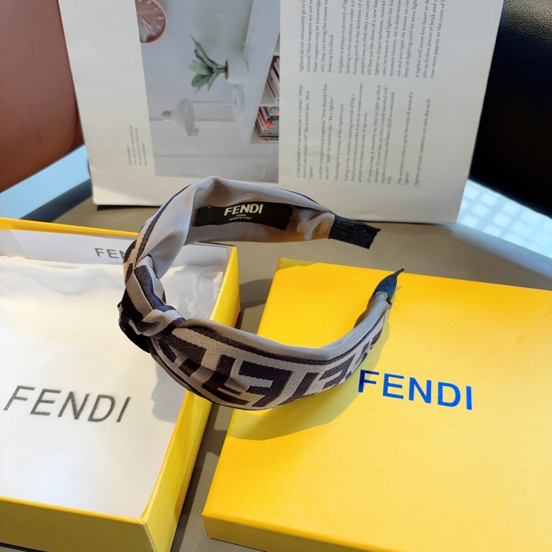 配包装
FENDI 芬迪 经典新款双F发箍,复古头箍,简约百搭,潮女必备品,超级的高大上!