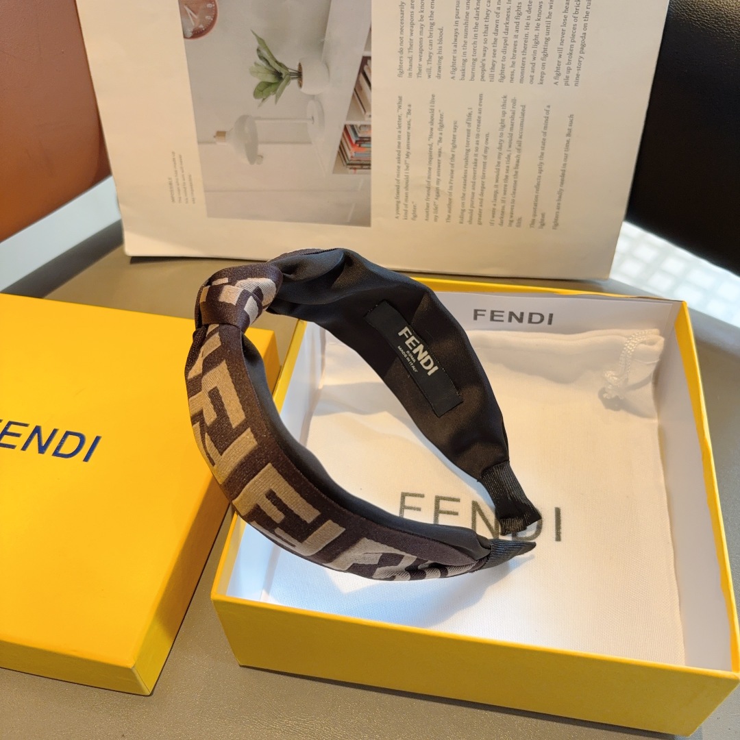 配包装
FENDI 芬迪 经典新款双F发箍，复古头箍，简约百搭，潮女必备品，超级的高大上！