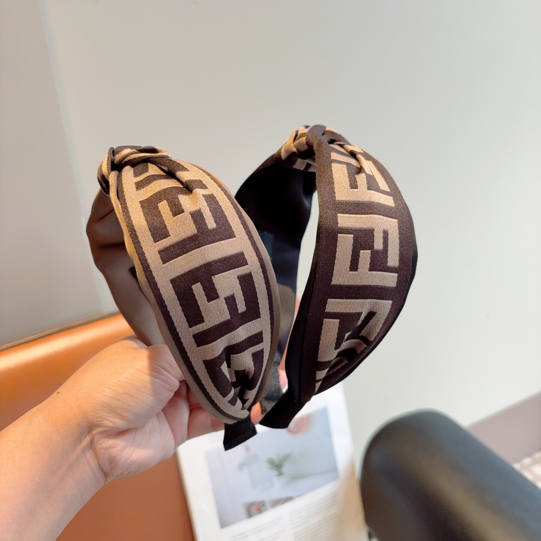配包装
FENDI 芬迪 经典新款双F发箍，复古头箍，简约百搭，潮女必备品，超级的高大上！