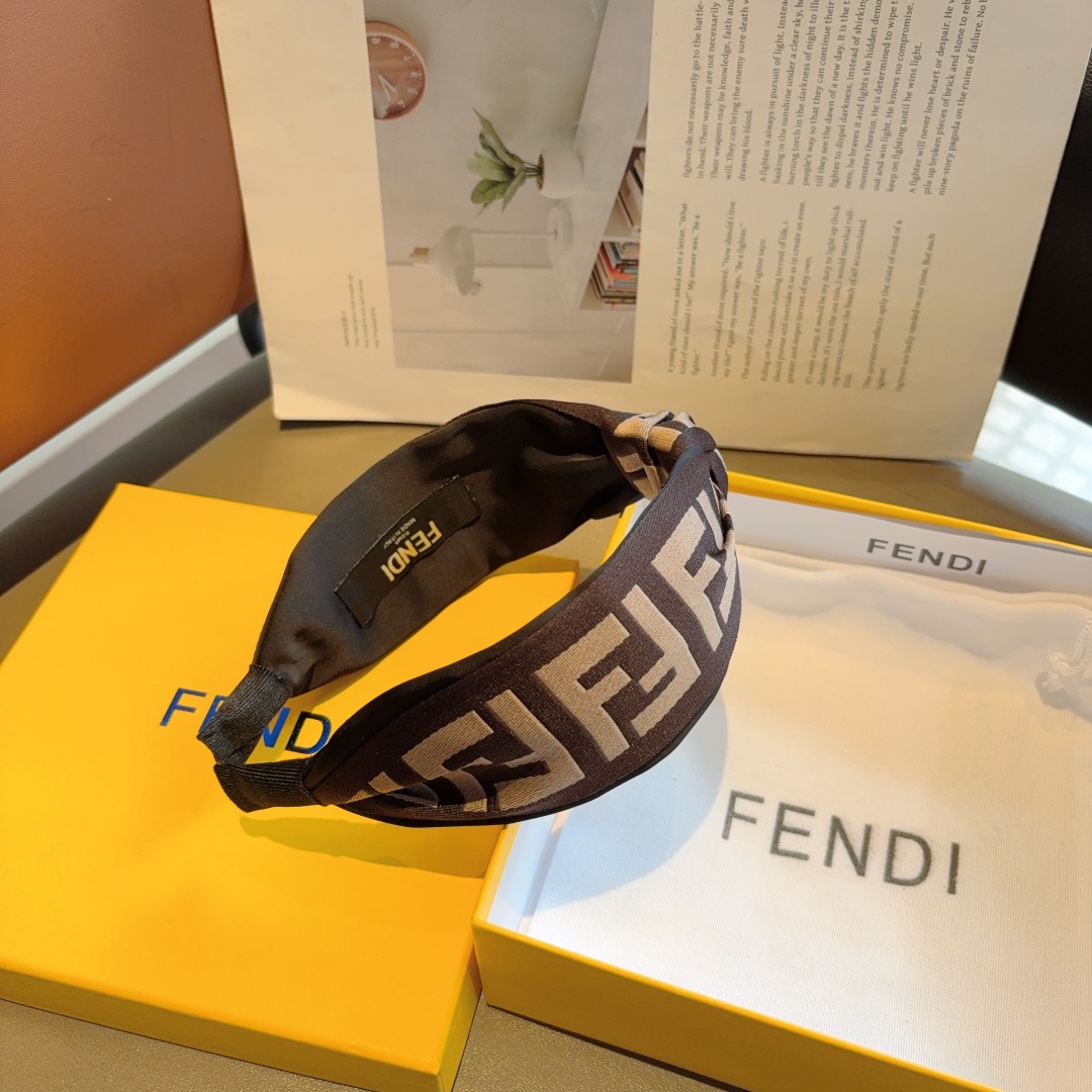 配包装
FENDI 芬迪 经典新款双F发箍，复古头箍，简约百搭，潮女必备品，超级的高大上！