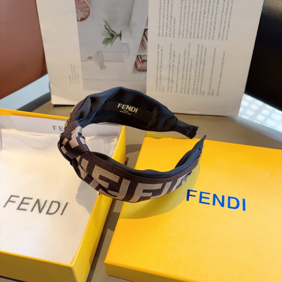 配包装
FENDI 芬迪 经典新款双F发箍，复古头箍，简约百搭，潮女必备品，超级的高大上！