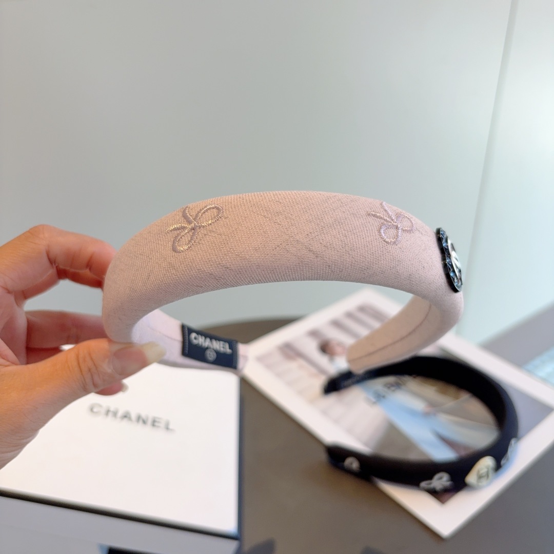 配包装
CHANEL（香奈儿）最新款小香发箍，新品巨显脸小头箍，网红爆款推荐 搭配高端双Ｃlogo ，超