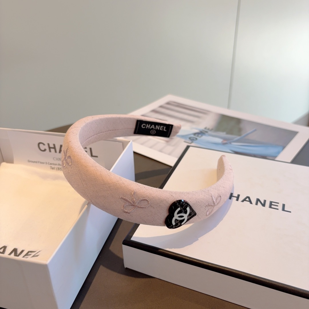 配包装
CHANEL（香奈儿）最新款小香发箍，新品巨显脸小头箍，网红爆款推荐 搭配高端双Ｃlogo ，超