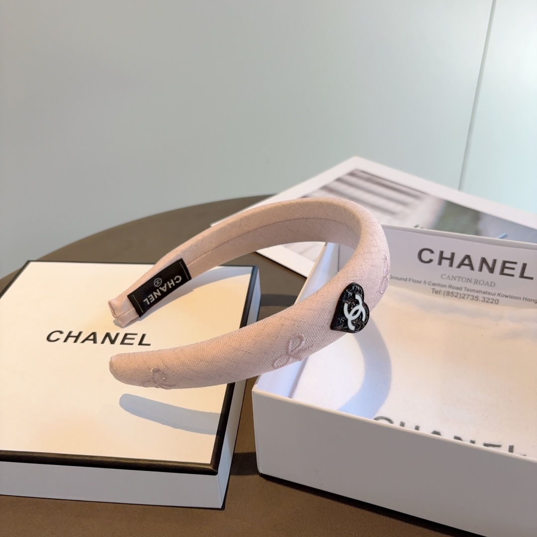 配包装
CHANEL（香奈儿）最新款小香发箍，新品巨显脸小头箍，网红爆款推荐 搭配高端双Ｃlogo ，超