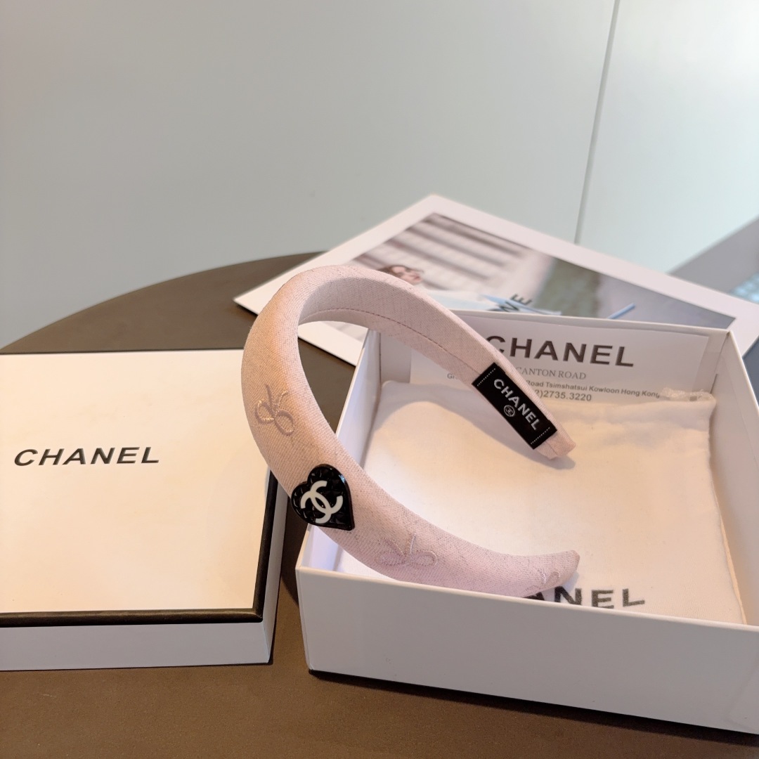 配包装
CHANEL（香奈儿）最新款小香发箍，新品巨显脸小头箍，网红爆款推荐 搭配高端双Ｃlogo ，超