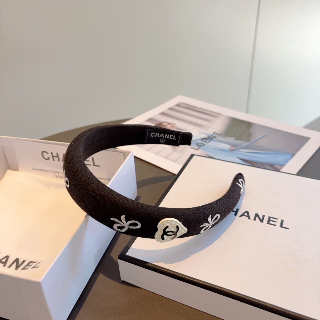 配包装
CHANEL（香奈儿）最新款小香发箍，新品巨显脸小头箍，网红爆款推荐 搭配高端双Ｃlogo ，超