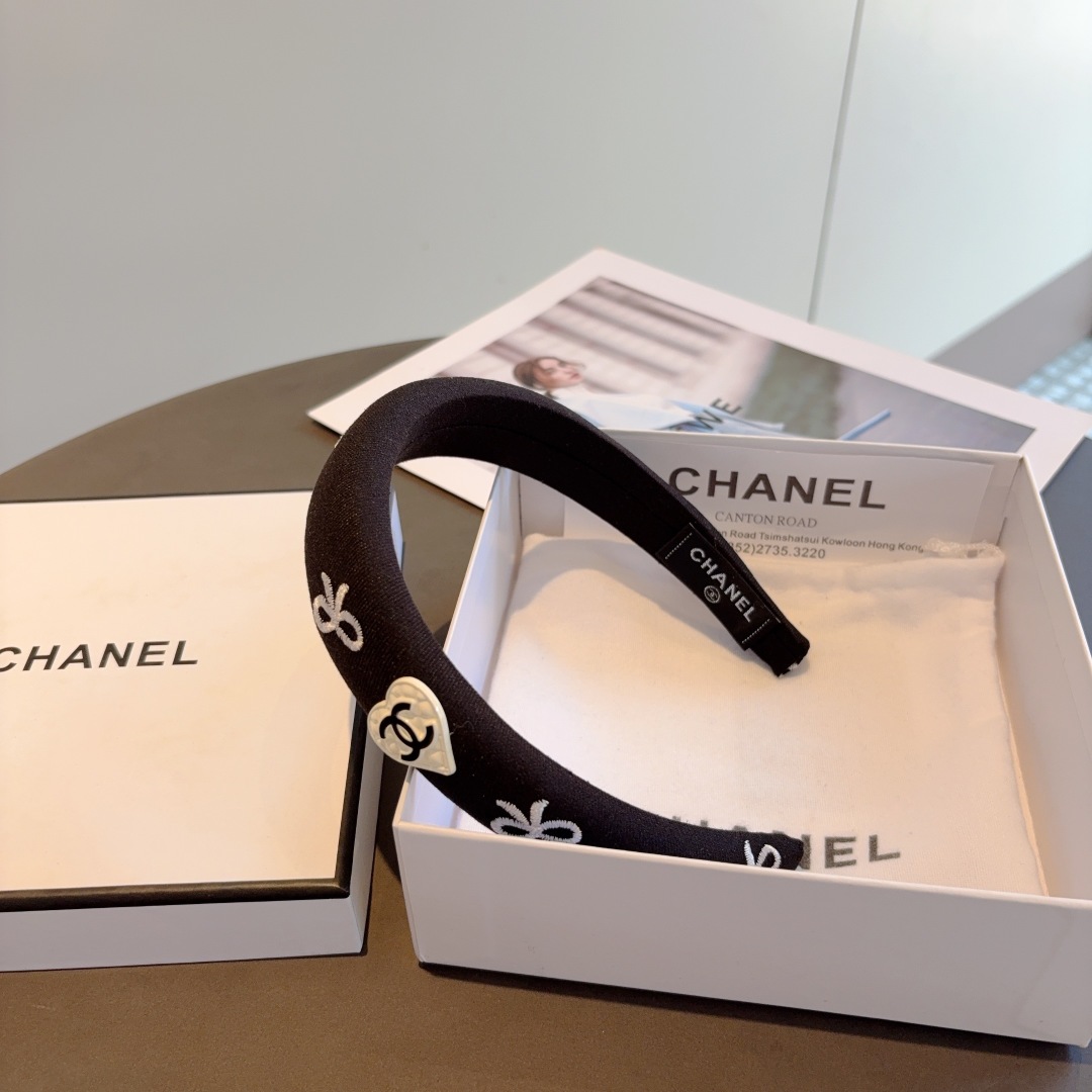 配包装
CHANEL（香奈儿）最新款小香发箍，新品巨显脸小头箍，网红爆款推荐 搭配高端双Ｃlogo ，超