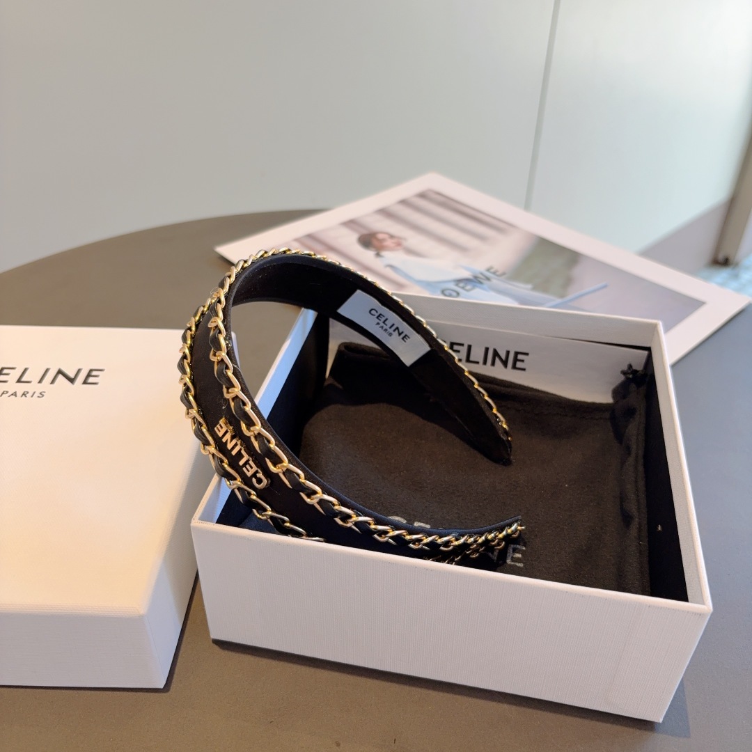 配包装
CELINE（赛琳）网红新款链条发箍 佩戴舒适无压力，造型搭配必备头箍！非常时尚百搭！女神必备！